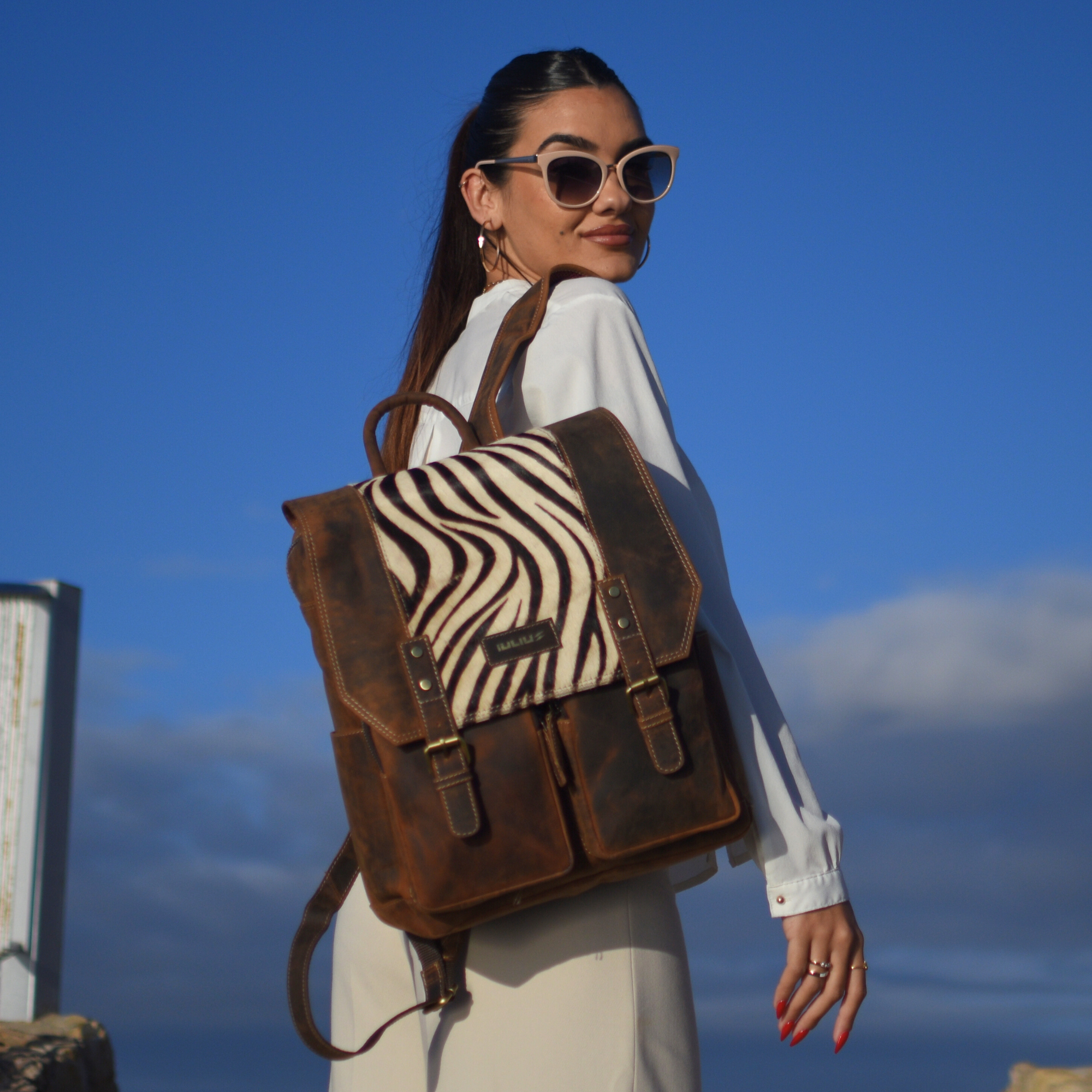 Mochila de cuero full grain con solapa animal print y compartimento para portátil 15,6" modelo IULIUS.